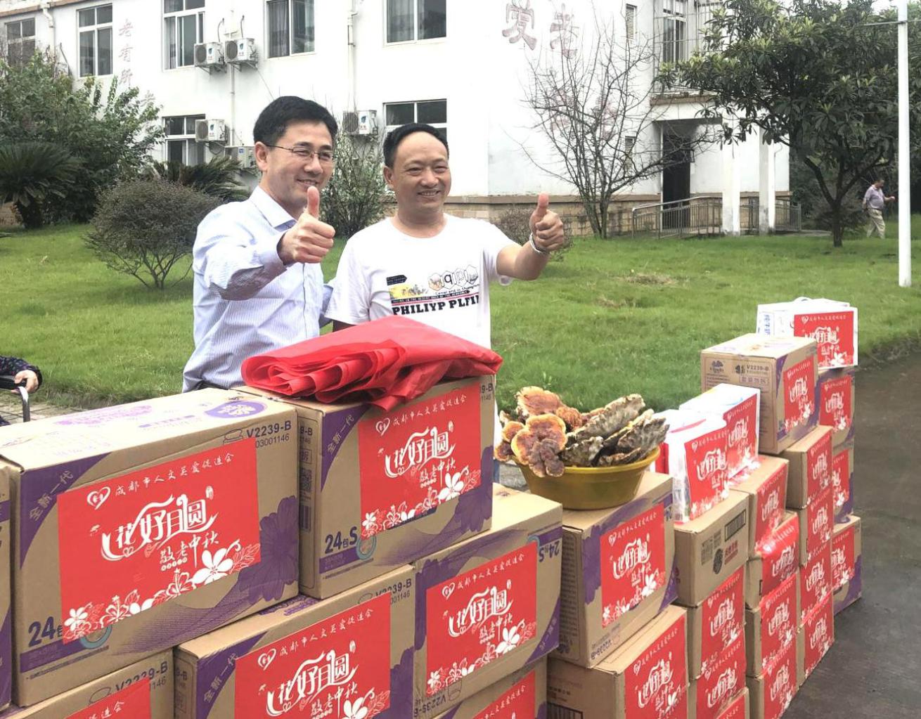 徐开强秘书长与敬老院院长交谈合影 徐开强秘书长与敬老院院长交谈合影